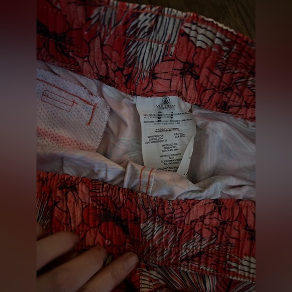 Volcom Surf Shorts. Size medium - Picture 2 of 3